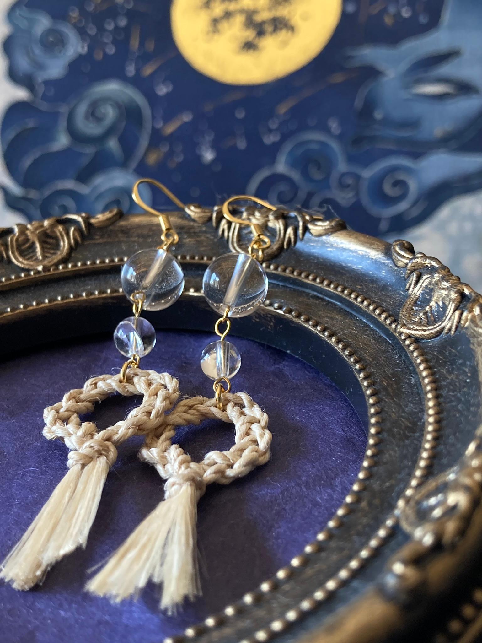 【受注製作】精麻と水晶の永遠結びピアス1枚目の画像